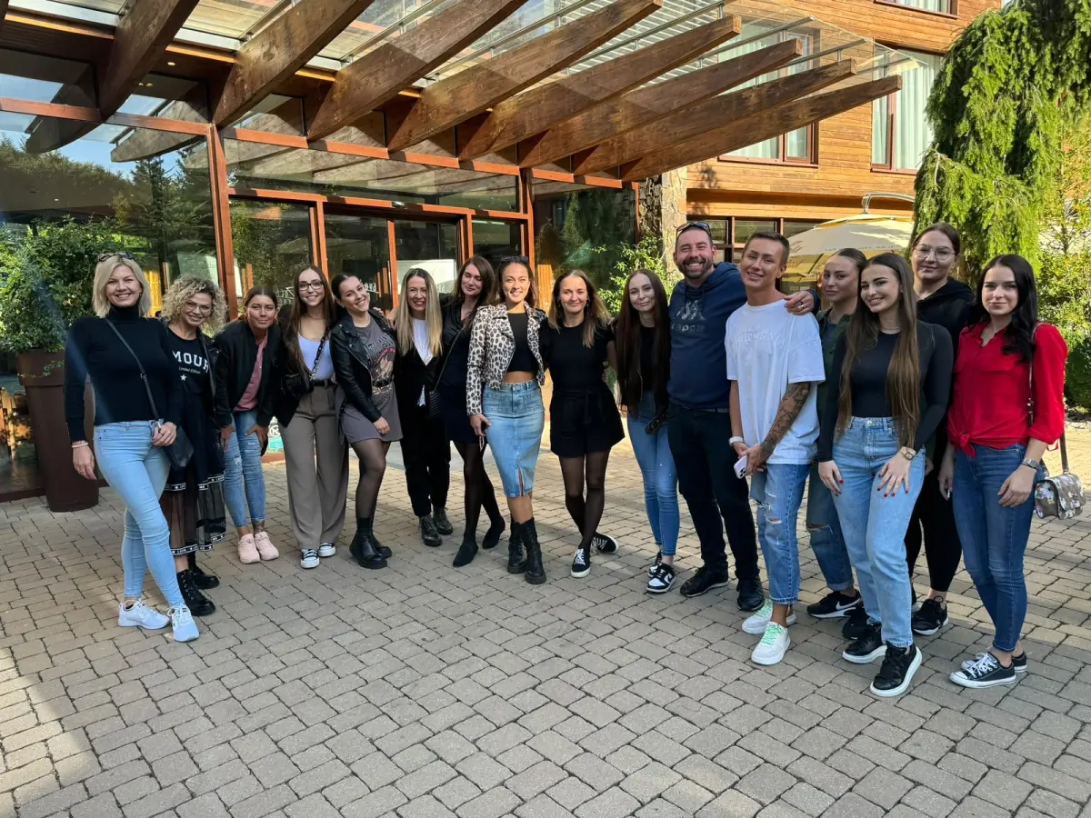 Spoločná fotografia tímu pred budovou