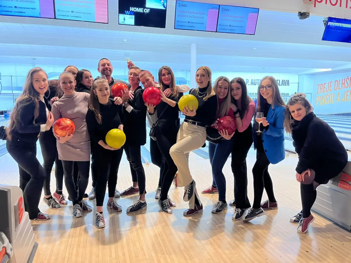 Tím pri spoločnom bowlingu